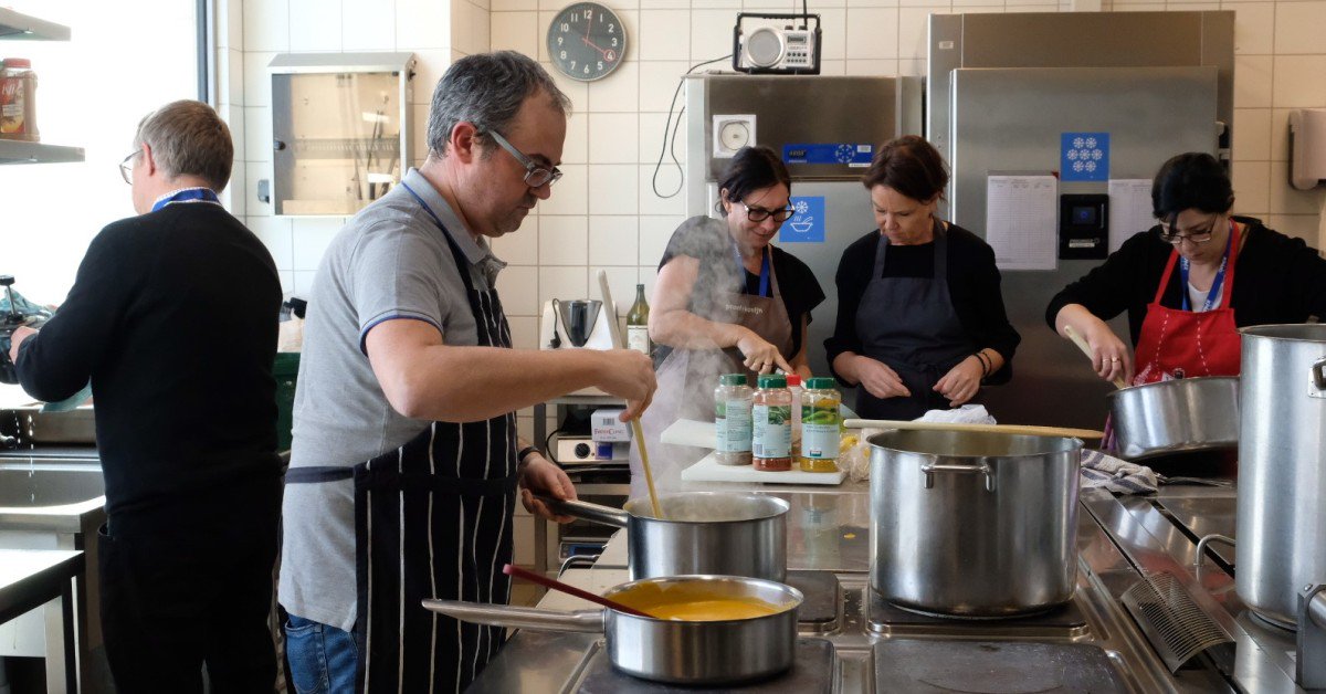 Check out our hard working colleagues preparing the fundraising dinner to raise money for the fight against cancer. Go team go! #de1000km #komoptegenkanker #kpmgbelgium