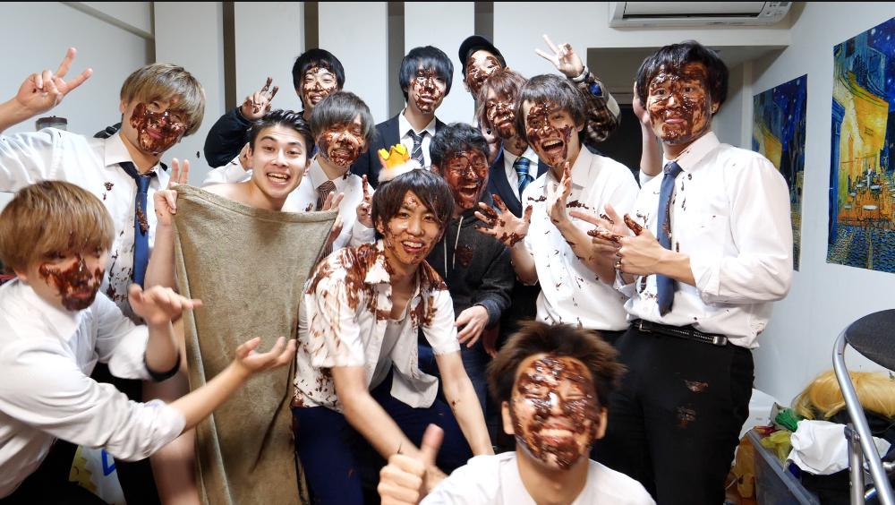 hajimesyacho's tweet photo. 26歳になりました！！！今年もたくさんの仲間に祝われて幸せです...
いよいよ本格的なアラサーです...もう逆に大人っぽさとか気にせず、自分らしく26歳を暴れてやろうかと思います...!!
26歳のはじめしゃちょーもよろしくお願い致します！！🦖 https://t.co/MfVtSqhoah