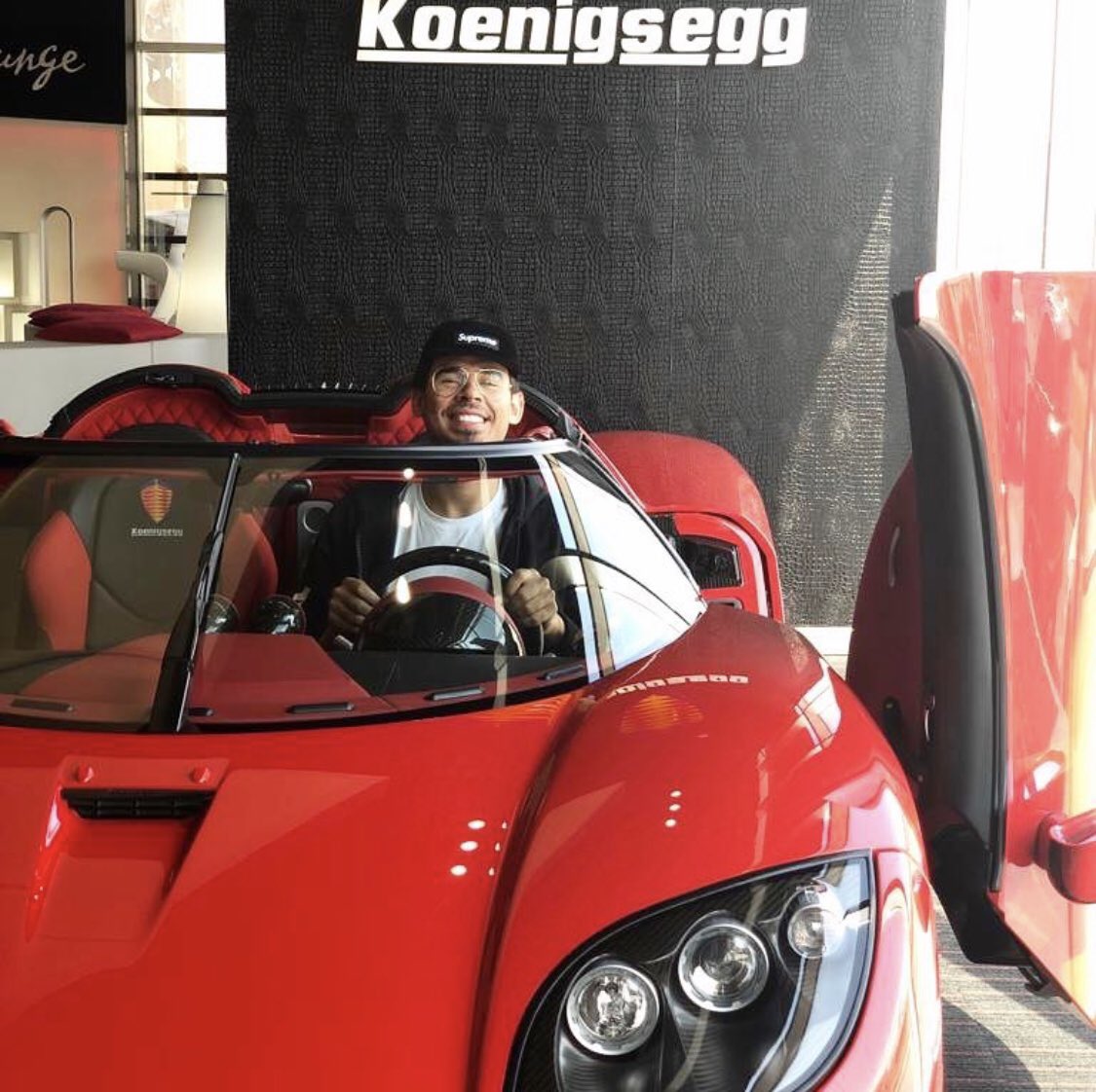 I don't think this is the one for me 😂 #TallPeopleProblems #Koenigsegg https://t.co/exfwtURKLL