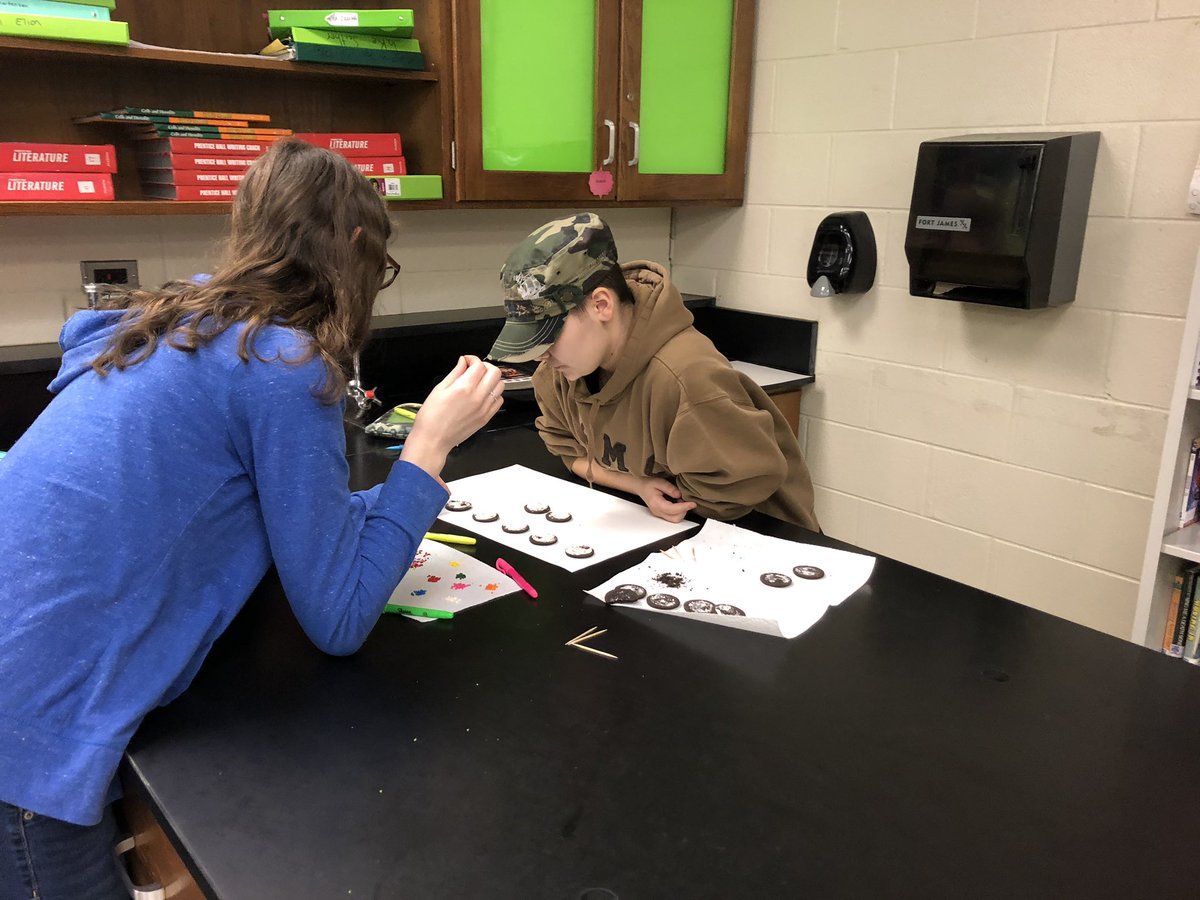 wittymcwit's tweet photo. Making a model of mitosis using Oreos and sprinkles  @CCSD93 @JSPrincipalD93 https://t.co/FF9MN1H0IA
