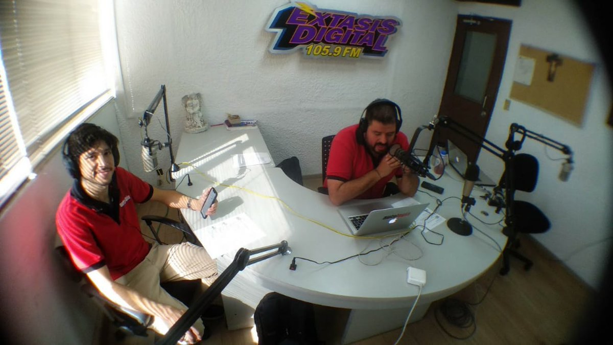 soloautos's tweet photo. La radio es un medio de comunicación que no conoce fronteras, y a nosotros nos permite estar más cerca de ustedes, para compartir siempre la mejor información del mundo de los autos.
📻🎙 #DiaMundialDeLaRadio #AutologíaRadio #ExtasisDigital1059 🎙🎙 https://t.co/N48lx1LDMh
