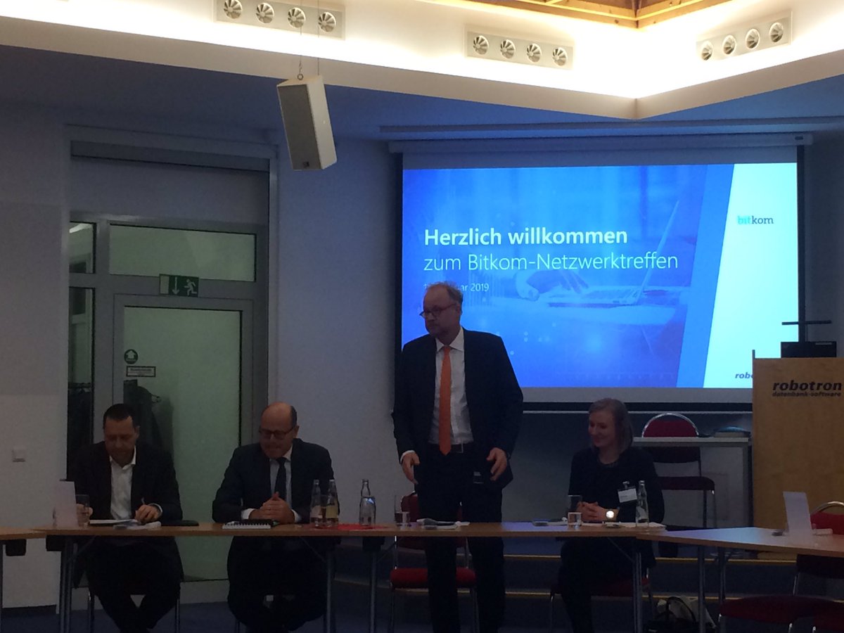 smartsystemshub's tweet image. Just joining bitkom networking event at headquarter of Robotron Dresden, guest Oliver Schenk from the state government, Software is a key component for Smart Systems #smartsystemshub, #digitaltransformation, #RoboLab, @Robotron_DD, @oliverdd @DirkRoehrborn