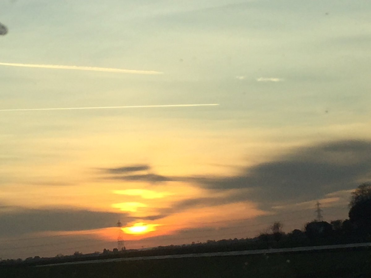 HenryJamesMr's tweet photo. @10DowningStreet #Chemtrails ALL FUCKIN DAY AGAIN !! #ASkyFullOfFAKEClouds and don’t think we won’t notice your stop-start lark, they still don’t look like clouds. https://t.co/C82uIXLn0R