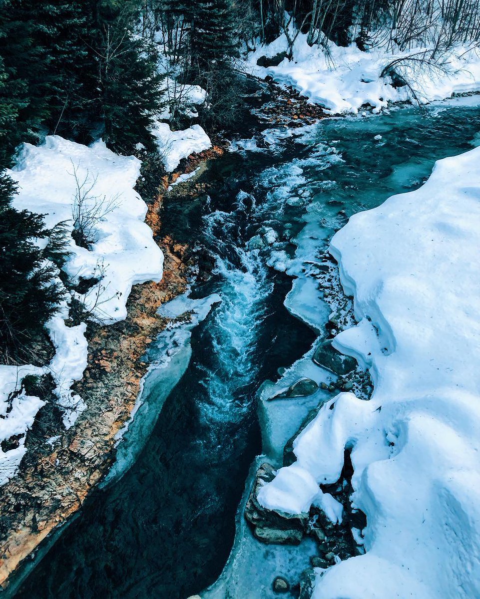 A river runs through it #OnlyInWhistler PC: instagram.com/cgsnapps https://t.co/Qc8YUtxcop