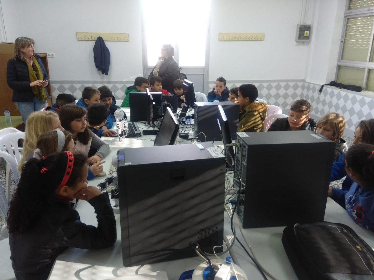 l_caleidoscopio's tweet image. Nuestra mañana ha sido muy robótica. 🤖🤖🤖

Hoy hemos estado impartiendo UN Taller de ProgramaTuObra y #MIniDrones dentro de las actividades organizadas por la @micefestival en el #AjuntamentAlborache.