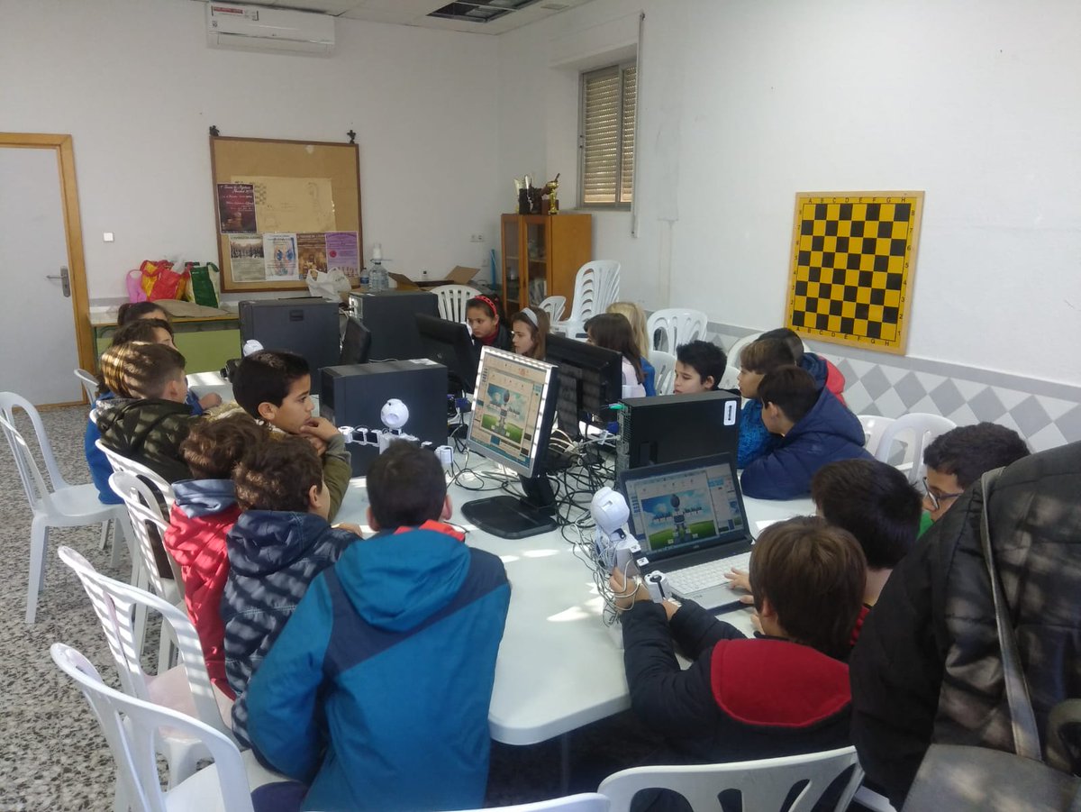 l_caleidoscopio's tweet image. Nuestra mañana ha sido muy robótica. 🤖🤖🤖

Hoy hemos estado impartiendo UN Taller de ProgramaTuObra y #MIniDrones dentro de las actividades organizadas por la @micefestival en el #AjuntamentAlborache.