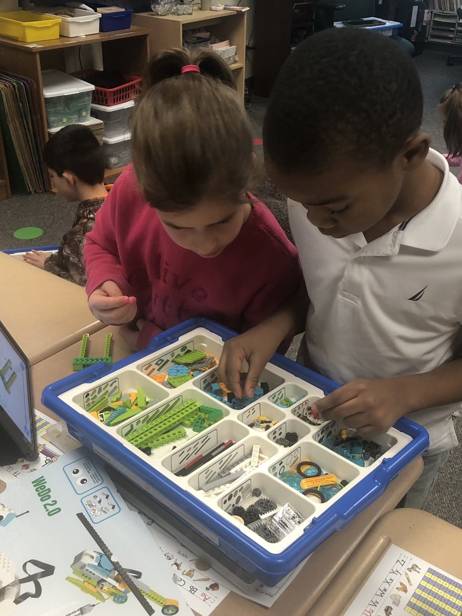 WCSDenrich's tweet photo. Second graders collaborated to build models using LEGO WeDO kits. Ask them about the bees and how they pollinate! #collaboration #STEM @PlankNorthPride @WCSDProud https://t.co/UVuq9omHAZ
