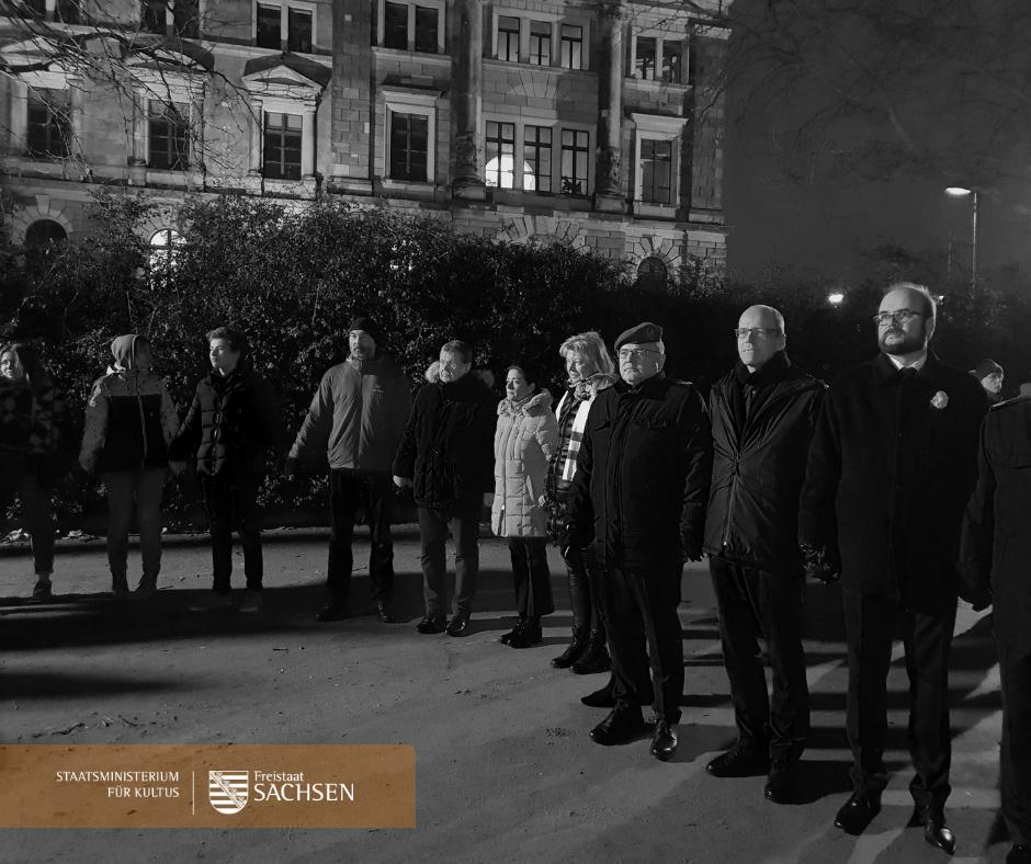 13. Februar | Kultusminister #Piwarz schloss sich heute zusammen mit Stm Haß und dem Kommandeur des Landeskommando #Sachsen, Oberst Fink, der #Menschenkette in #Dresden an, die an die Zerstörung im Zweiten Weltkrieg erinnert und ein Zeichen für Weltoffenheit und Demokratie setzt.