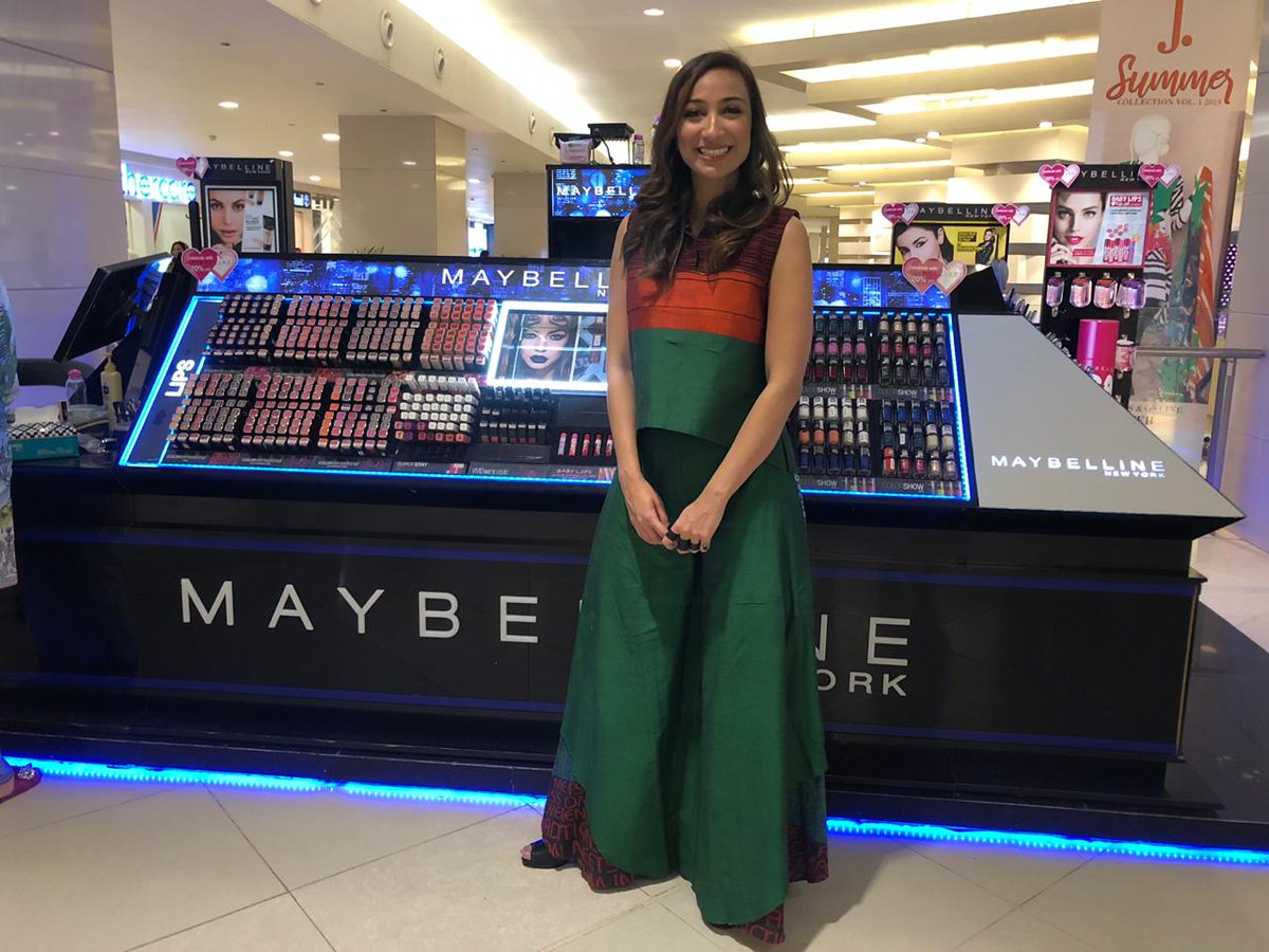 MediaSpringPk's tweet photo. #Maybelline, our favorite makeup brand is celebrating this Valentine's Day with @Anoushey_a @TheAyeshaOmar and #AmnaBaber at their kiosks in Karachi and Lahore from 13th-14th February. Visit the kiosk and get exclusive 30% discount on products today and tomorrow! https://t.co/JzHG0OzKdc