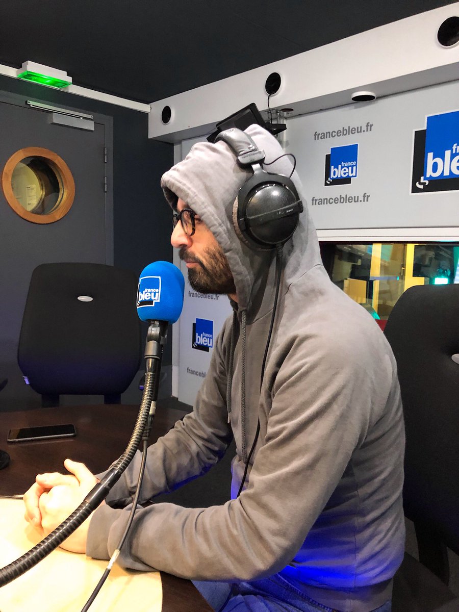 RomainAMBRO's tweet photo. A @FranceBleuParis, on préserve la magie de la radio... Pas de live vidéo mais juste les voix ! Et heureusement, vu ce qui se passe parfois en studio entre 7h/9h... Exemple ici : @Fabien_Emo et @monsieurda tentaient de me déconcentrer ! 😊 #EquipeDeOuf #JourneeMondialeDeLaRadio https://t.co/tEDkKkOZH5