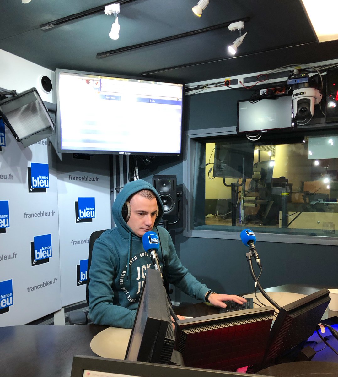 RomainAMBRO's tweet photo. A @FranceBleuParis, on préserve la magie de la radio... Pas de live vidéo mais juste les voix ! Et heureusement, vu ce qui se passe parfois en studio entre 7h/9h... Exemple ici : @Fabien_Emo et @monsieurda tentaient de me déconcentrer ! 😊 #EquipeDeOuf #JourneeMondialeDeLaRadio https://t.co/tEDkKkOZH5