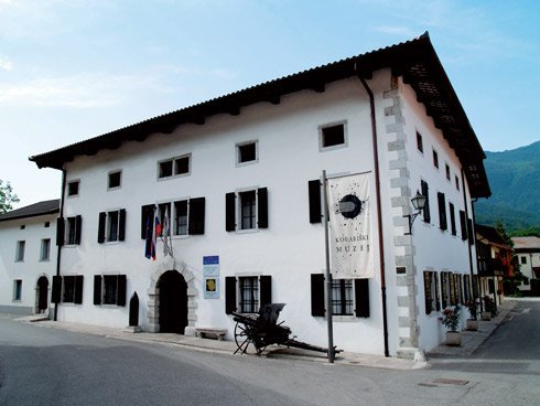 LovelyTrips_GS's tweet photo. Il #Museo di #Caporetto e il Sentiero della Pace sono degli eccezionali custodi di #storia e di #memoria, e sono imprescindibili per conoscere meglio la #GrandeGuerra! #KobariskiMuzej #Potmiru #sponsorizzato #Slovenia #ifeelsLOVEnia https://t.co/r9Fahgmdu1
