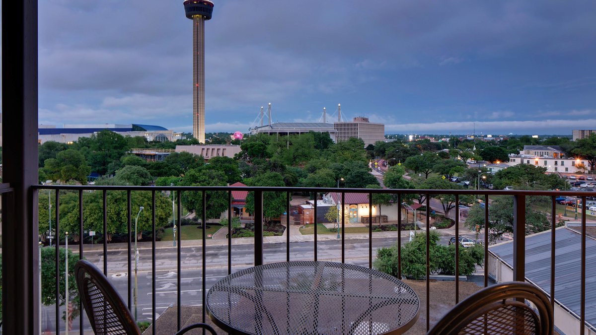 With beautiful city and garden views, there's so much to love about the <a href="/MarriottPlaza/">Marriott Plaza</a>. What do you ❤️ about our hotel? 

#SanAntonio | #TravelTuesday