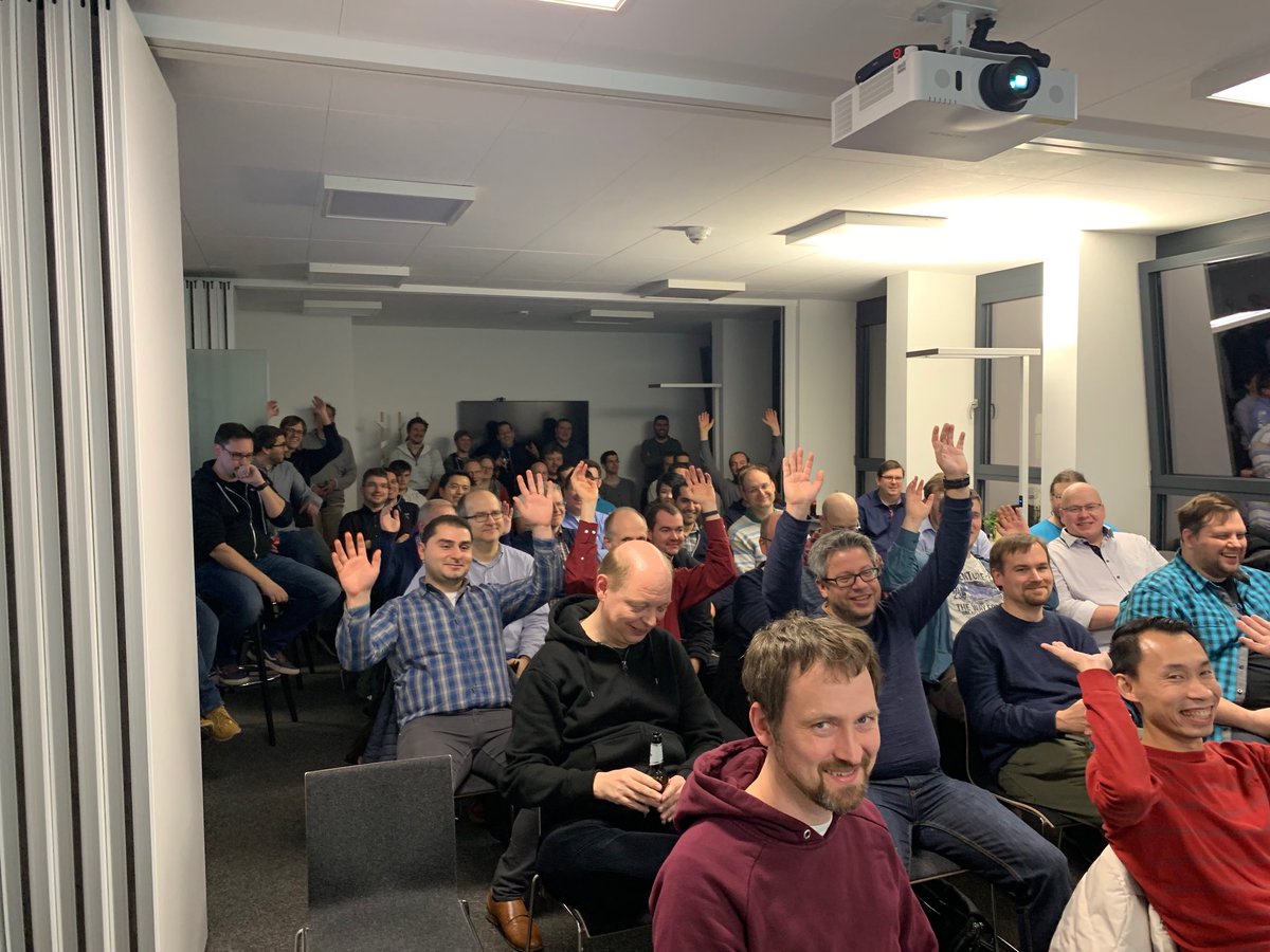 Full house ⁦<a href="/JUG_Essen/">JUG Essen</a>⁩ with ⁦<a href="/ewolff/">Eberhard Wolff</a>⁩ talking how to become a great software architect //cc ⁦@adessoAG⁩