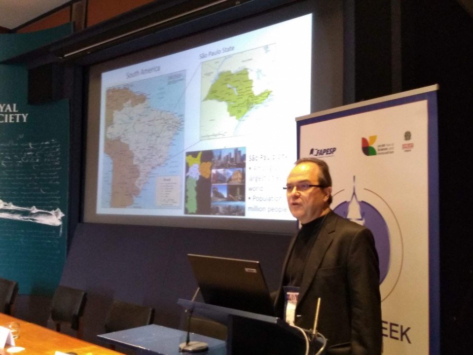 AgenciaFAPESP's tweet photo. Caverna de estocagem de gás carbônico pode começar a operar em 2022. A tecnologia, desenvolvida pelo Centro de Pesquisa para Inovação em Gás, sediado na Poli-USP, foi apresentada na #FAPESPWeekLondon por Julio Meneghini. Leia em https://t.co/380Tngl8MK https://t.co/oYE3JFGdgP