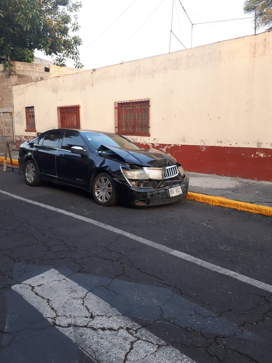 bellakito18's tweet photo. @OVIALCDMX quisiera reportar este vehiculo abandonado desde hace 5 meses https://t.co/JzyedEcyJZ