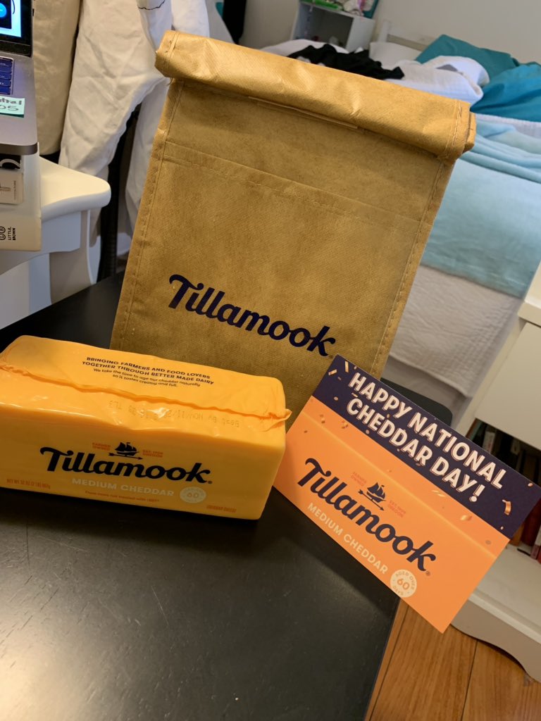 MelOisHere's tweet photo. @TillamookCheese SO FAST!! Thanks!! #NationalCheddarDay 🧀🧀🧀 https://t.co/bG9gMwT5gp