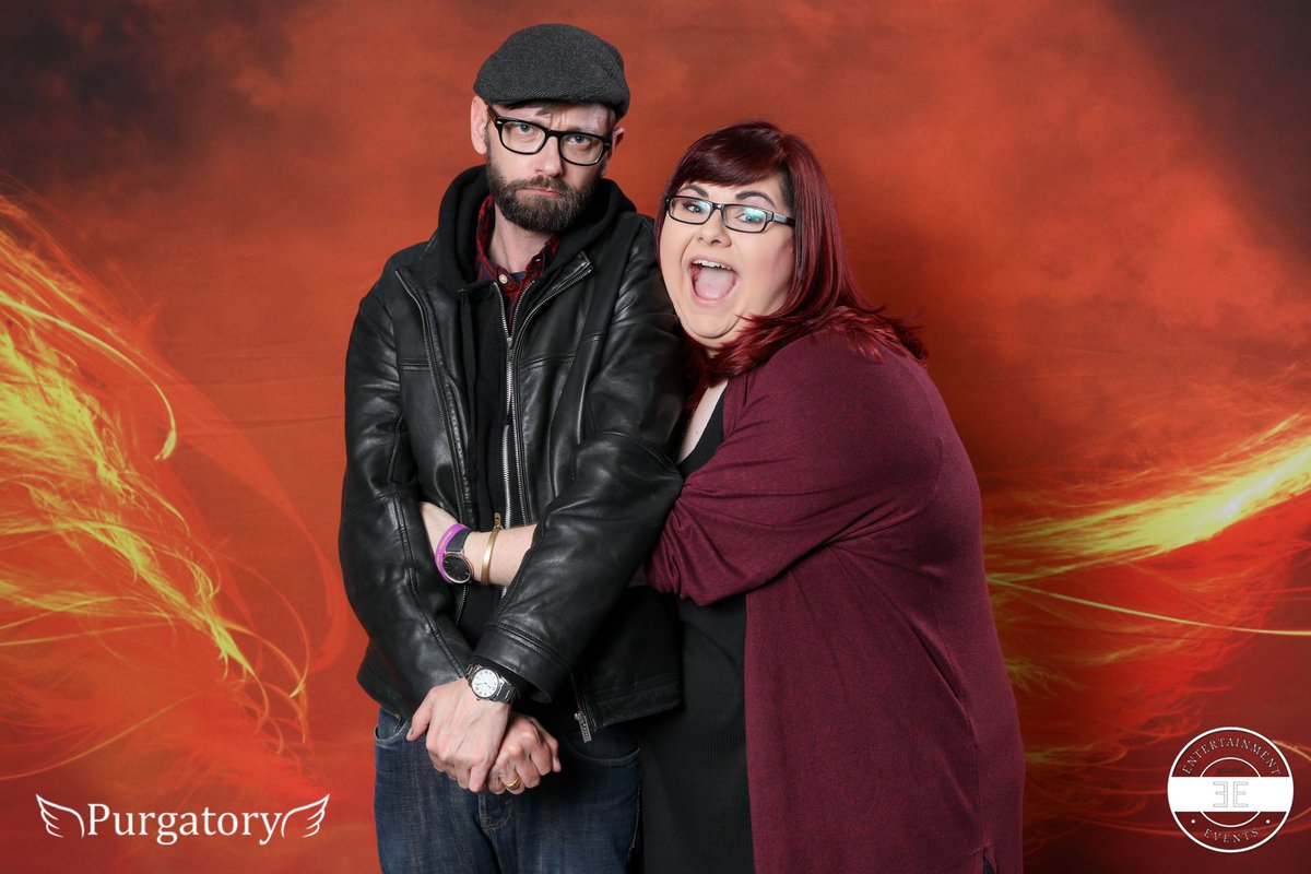 jasminthefox's tweet photo. Ich finde einfach fast ein Jahr spรคter diese Bilder und sehe, dass DJ so herzlich wegen unserem Photo OP lacht, welches vor ihm auf dem Tisch liegt! ๐๐ #PurCon4 #Supernatural https://t.co/0wMYUQbqH8