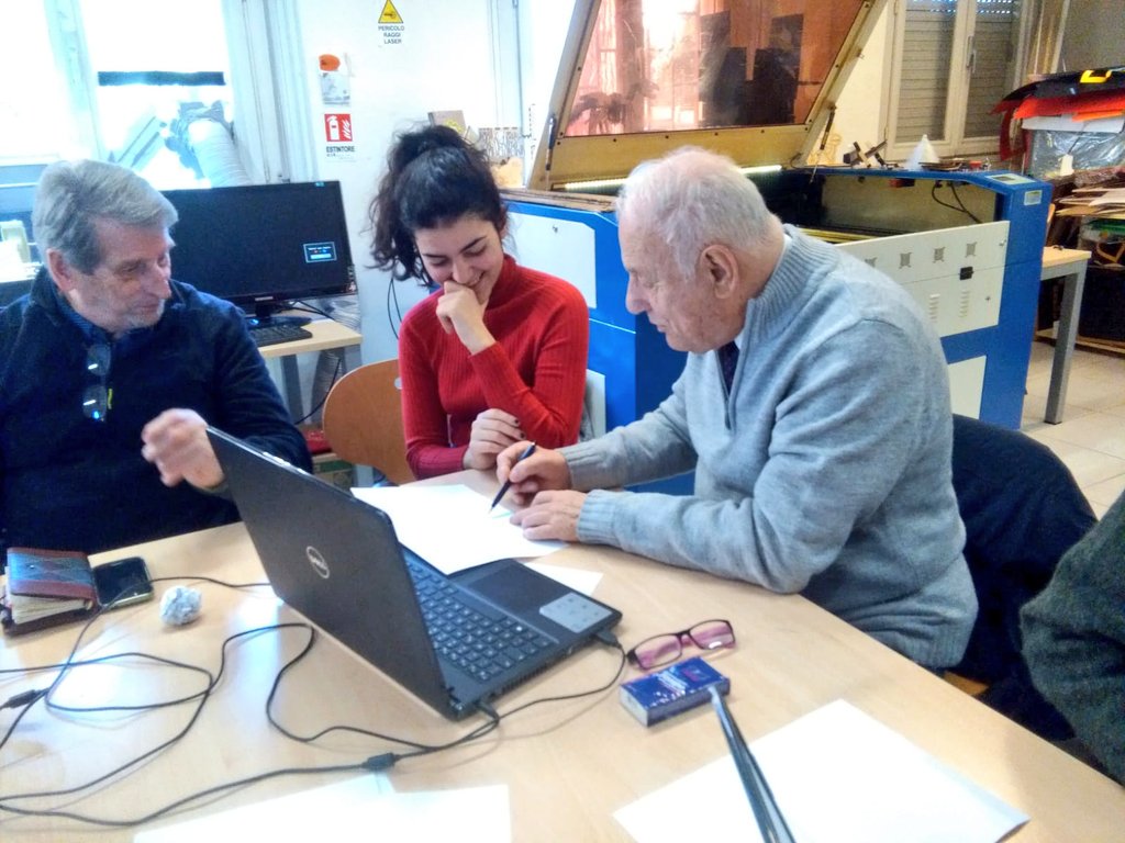 fmdigitale's tweet image. Oggi alla #PalestraInnovazione la prima lezione del progetto #Isev attraverso il quale #nonni e #studenti sperimentano il modello di apprendimento intergenerazionale. Non solo #computer e #tablet ma anche prime nozioni su #fablab #digitalfabrication