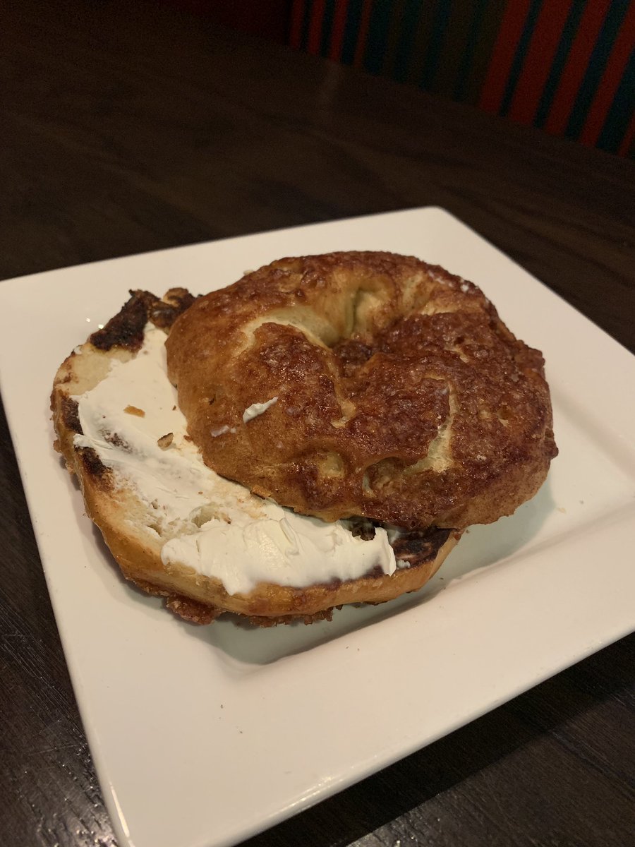 DCRedRobin337's tweet photo. Shout out to our awesome GM #JONontwitter for getting us some Panera bagels on this snowy day. #LVRGFUNAF #cinnamoncrunchbagel #🔥 #sodelish #yummm #teamdc #teamshelly https://t.co/Oi4ovuzGg2