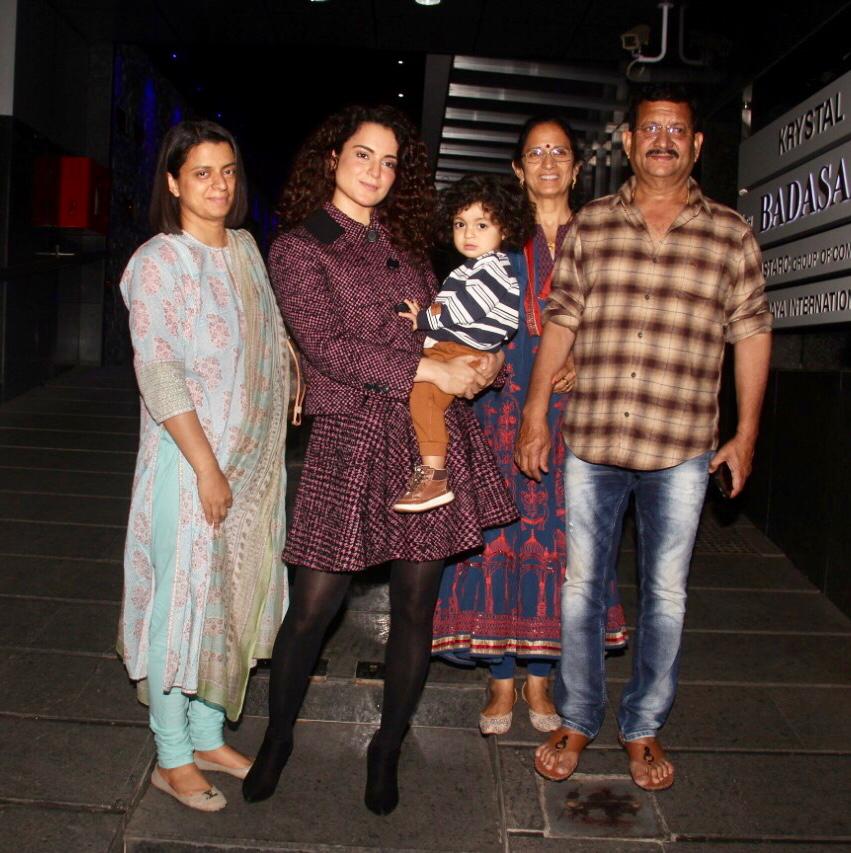 It's family time for the #Queen.
#KanganaRanaut spends some quality time with Family basking in the success of #ManikarnikaTheQueenofJhansi 
@Rangoli_A #Prithu