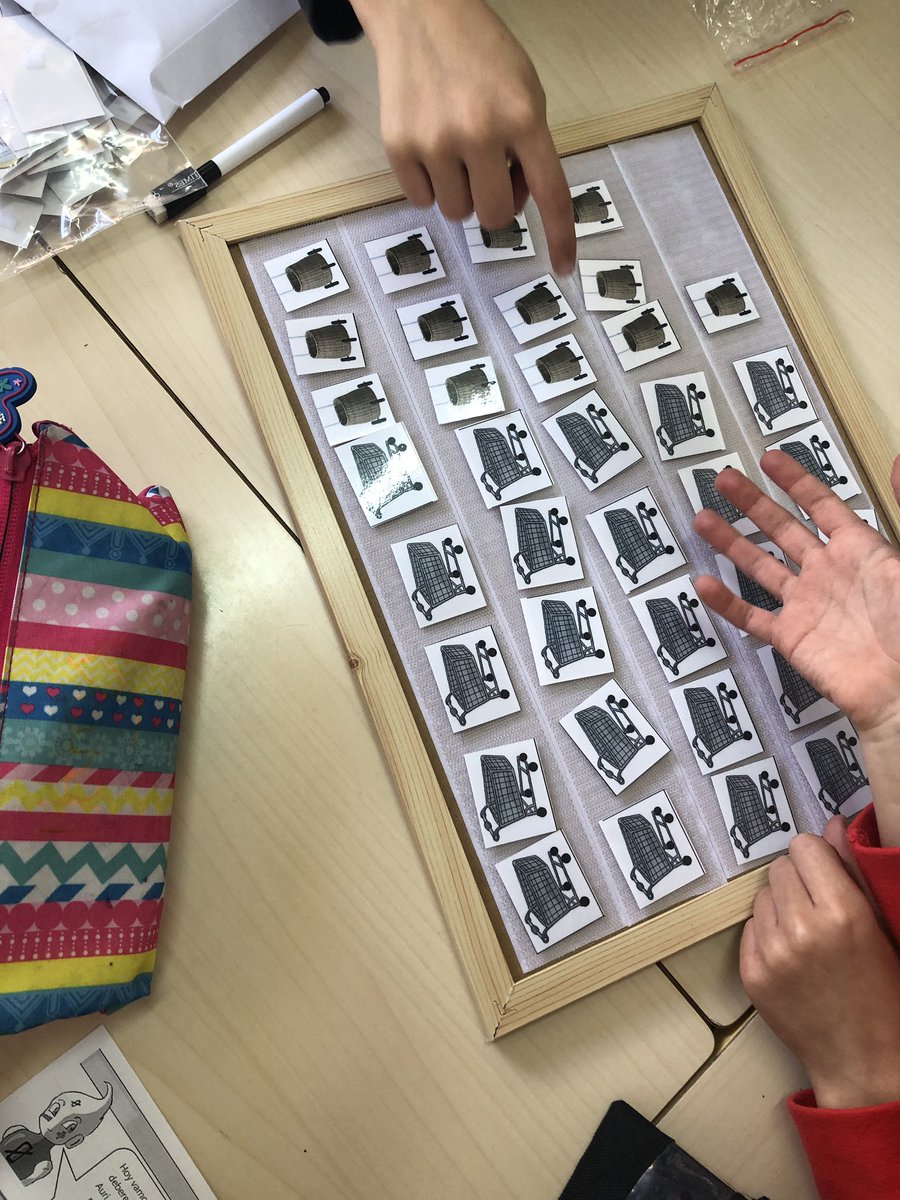 maths4everthink's tweet photo. Hoy, l@s padrin@s de las mates han ayudado a l@s peques a resolver problemas con operaciones combinadas con material manipulativo. 😍😊 https://t.co/YRPOdVdQem