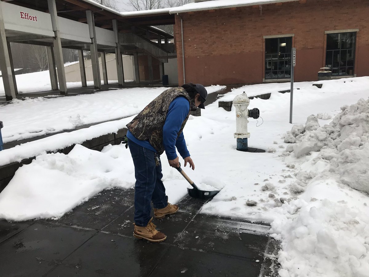 wapio3021's tweet photo. Shout out to @RealLindberghHS Henry and staff attempting to make walkways safer given the nearly 18 inches of snow that fell since last Friday. @Renton_Schools #RSDPride https://t.co/KsMvyqoXnF
