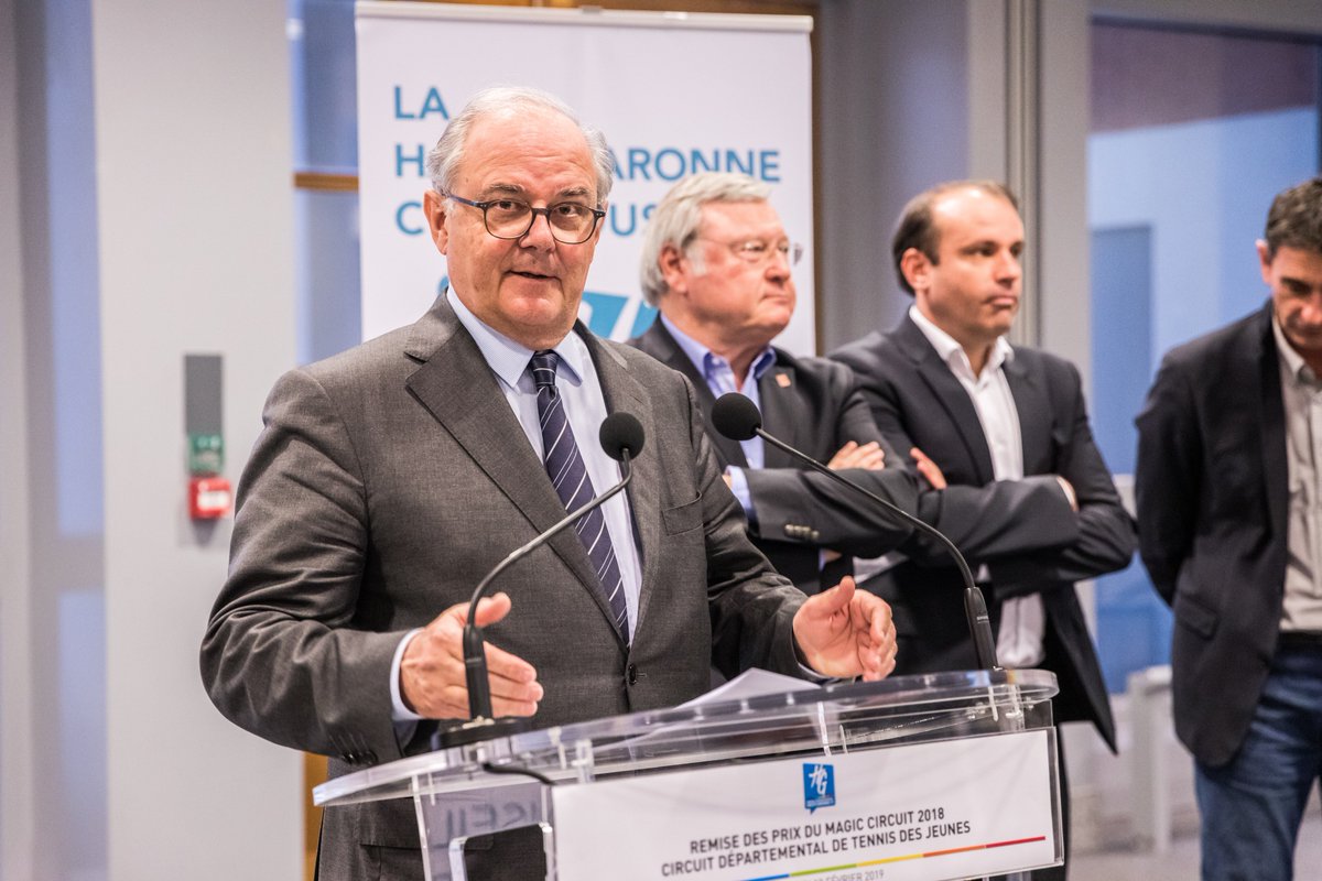 HauteGaronne's tweet photo. Jean-Jacques Mirassou, accompagné de @LaurDarcos , president du comité départemental de Tennis de la #HauteGaronne , remettent les récompenses a 18 jeunes (entre 11 et 16 ans) vainqueurs dans leur catégorie d’une série de tournois départementaux de tennis #MagicCircuit https://t.co/hkW5DxRqgK