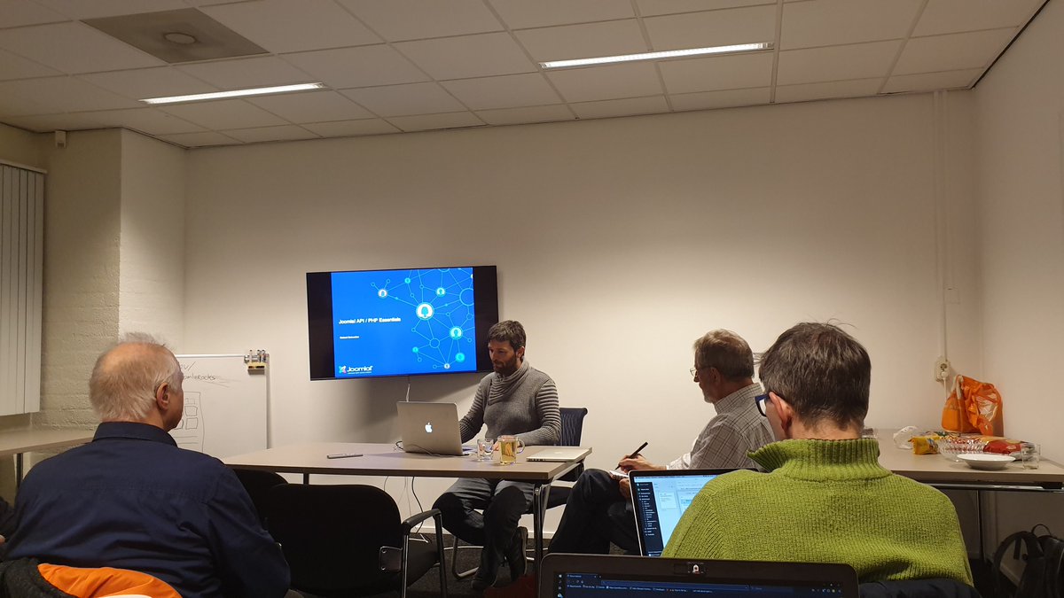JUGarnhem's tweet photo. Vanavond geeft @rdalmulder bij gebruikersgroep #Nijmegen een presentatie over #Joomla API en PHP essentials. Een volle zaal. 😃 https://t.co/gQyIHLT8Dj