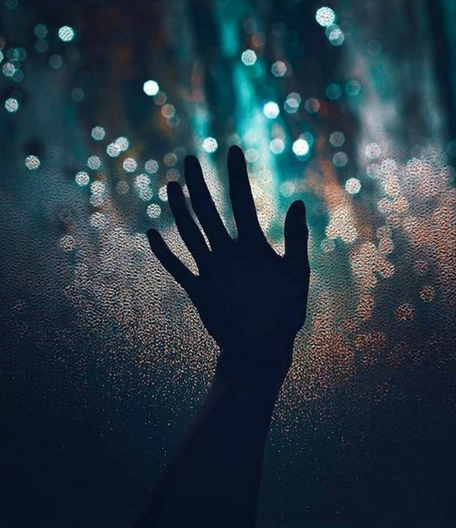 عندما تُصاب بلحظة غرور.. تذكّر أن «فايروسا» صغيرا لا يُرى بالعين المجردة يستطيع أن يطرحك أرضا ويجعلك تتأوه في فراشك.. وأحيانا يقتلك!