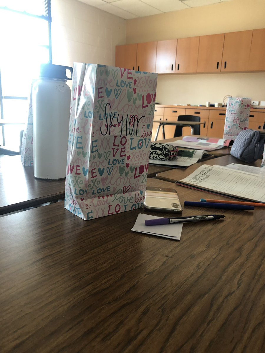 MrsSmartAHS's tweet image. Sharing the love in tribe today! #arapclassrooms2018 #rolltribe #juniorsarethebest