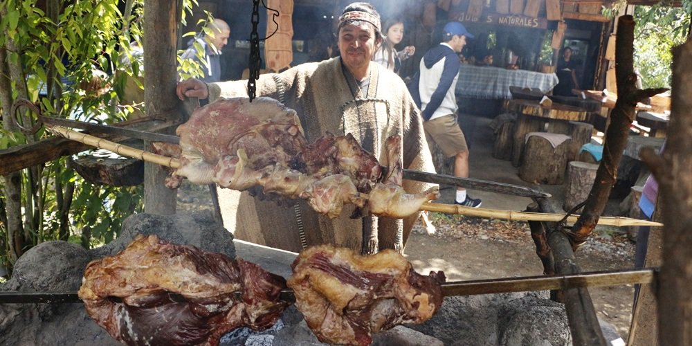 turismoenpucon's tweet photo. Ferias Costumbristas son las preferidas por los visitantes de Pucón https://t.co/dgdbTtnmV8 #VisitPucon #VisitAraucania #Pucon #Araucania https://t.co/WGyqRvRIIG