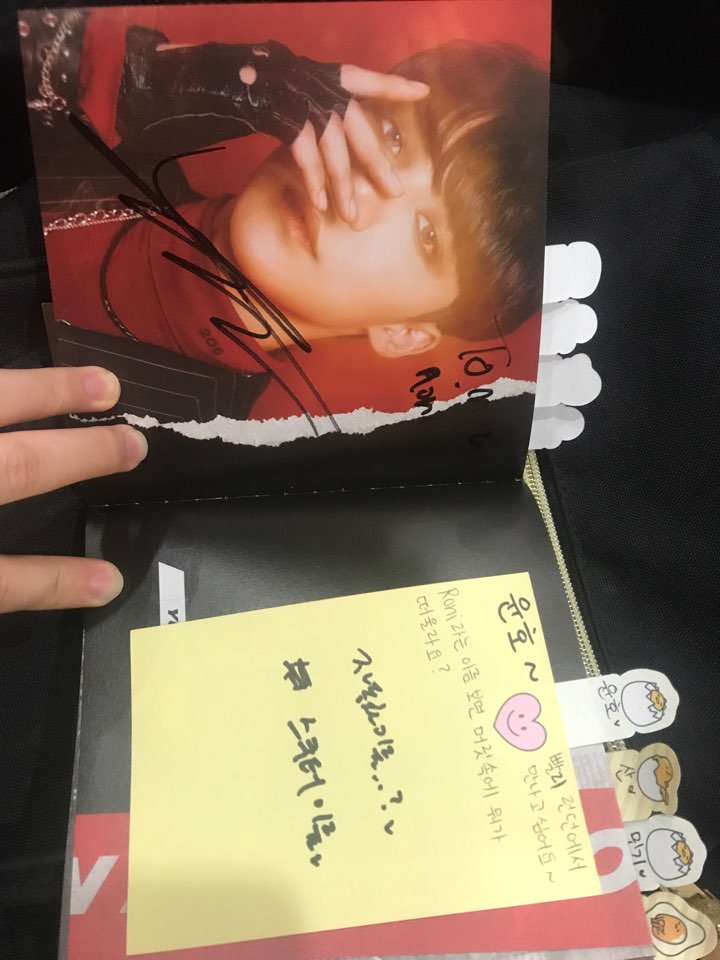  190209 Yunho Fansign slot Q: What is something that you associate with the name Roni?A: He couldn't think of anything apart from Atiny and then wrote car or scooter brand 