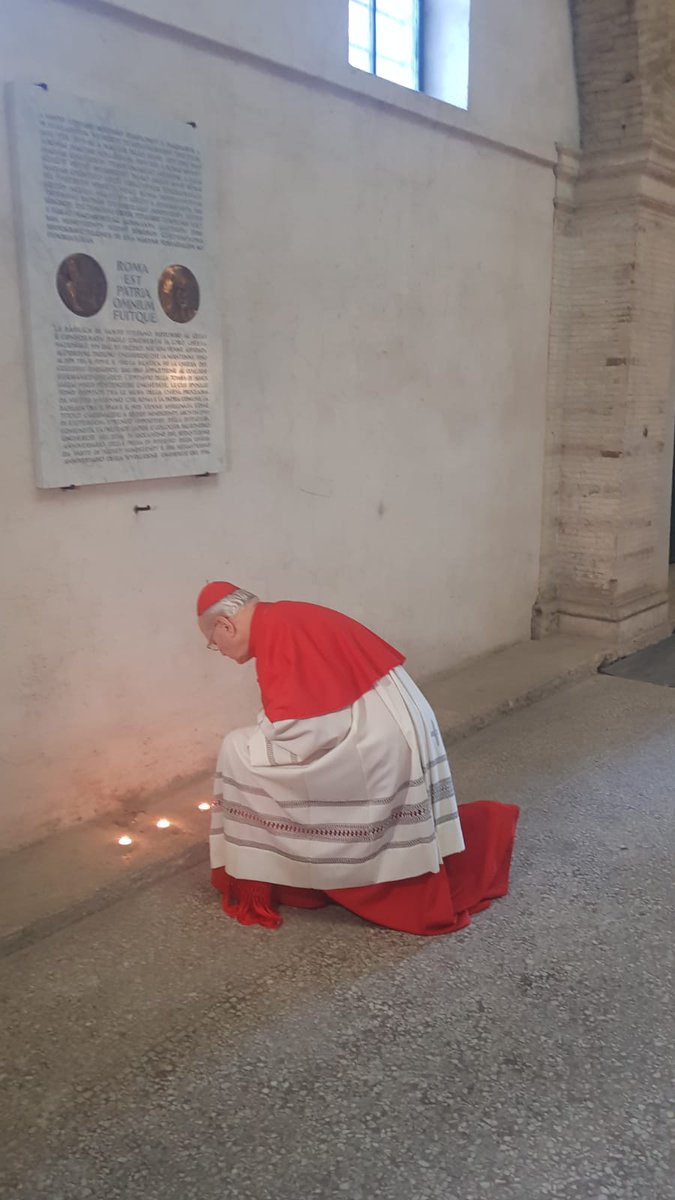 CNAdeutsch's tweet photo. 🕯️🙏  Kardinal Peter Erdő, Erzbischof von Esztergom-Budapest und Primas von #Ungarn 🇭🇺 betete heute vor dieser Gedenktafel zu Ehren von Kardinal Jozsef #Mindszenty in der Kirche von Santo Stefano Rotondo (der Nationalkirche der Ungarn) in Rom 📸 @andygag https://t.co/F0O9LoR6os