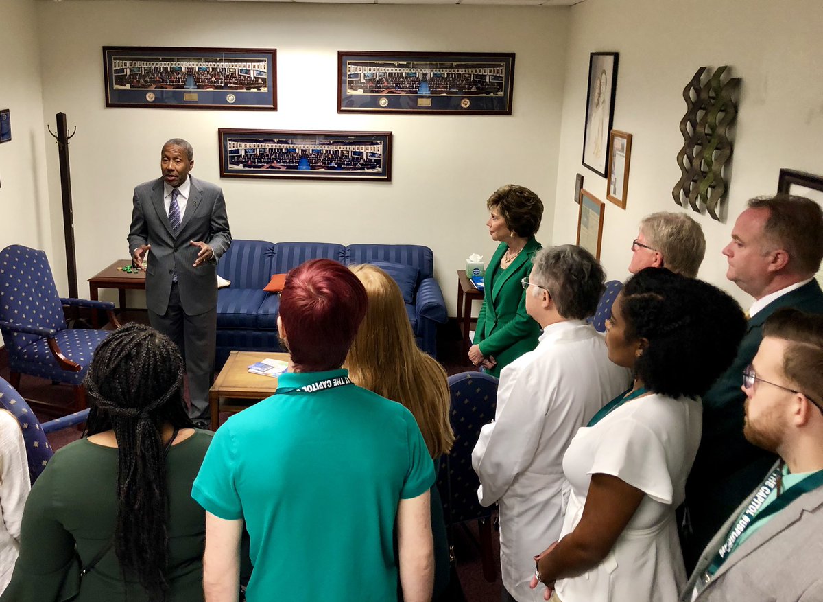 USFHealth's tweet image. .@darrylrouson talks issues with #USFSystem students and leaders including President Dr. Judy Genshaft, @Lockwood_MD and @USFAthletics @MKellyUSF at Day at the Capitol. #USFDATC #makinglifebetter