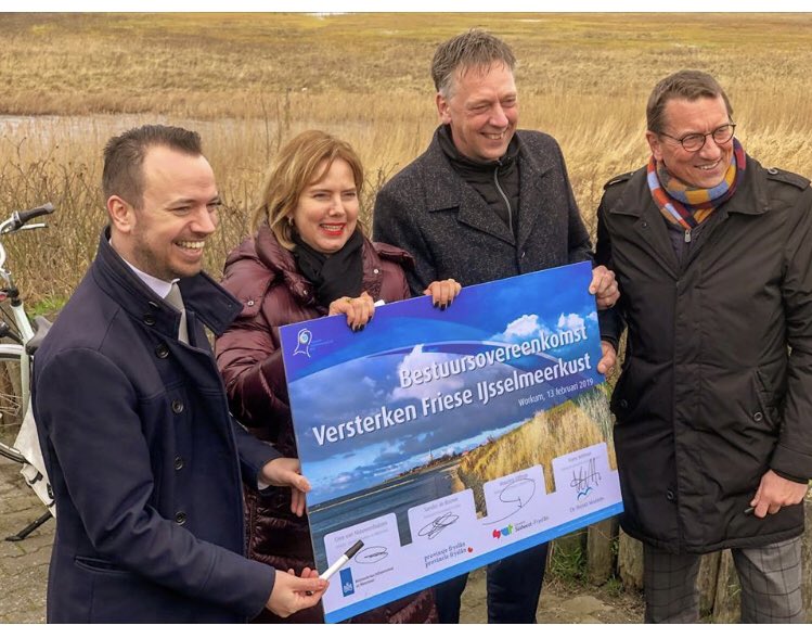 Fantastisch nieuws! Mede dankzij de inzet van OVW-leden tekende minister Cora van Nieuwenhuizen vanmiddag aan het Workumer strand de Bestuursovereenkomst Versterking Friese IJsselmeerkust. Een structurele oplossing voor de verzanding vd vaargeul It Soal &amp; vooroever bij het strand