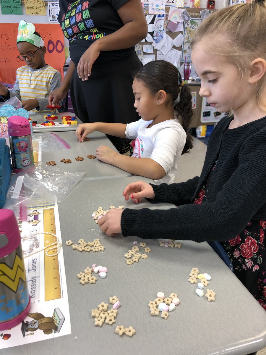 SECassidy1's tweet photo. Happy 100th Day! Making groups of 10! @SerenaHills_161 #D161learns https://t.co/KfS5dKipaf