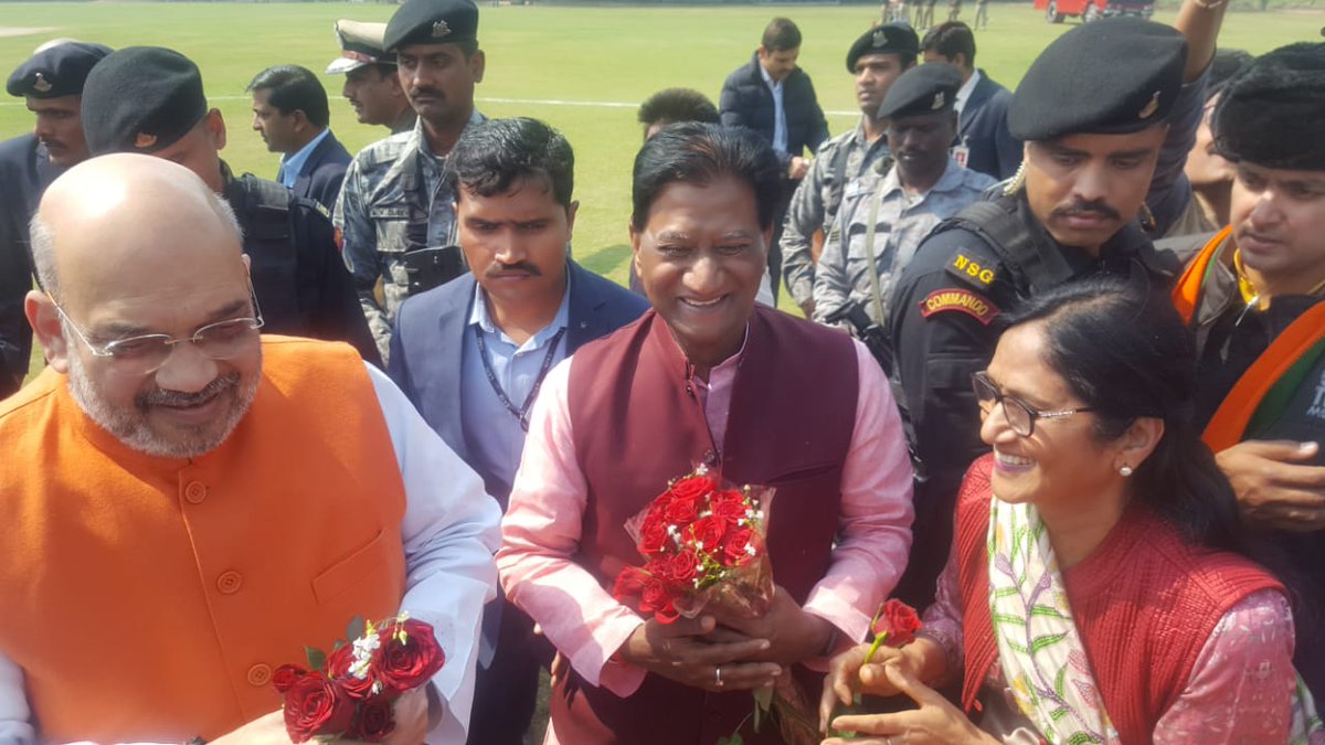VishnoiSalil's tweet photo. राष्ट्रीय अध्यक्ष श्री अमित शाह जी का संगम स्नान के लिए  कुंभनगरी में आगमन के दौरान हेलिपैड पर सपरिवार स्वागत किया तथा इस अवसर पर मुख्यमंत्री एवं उपमुख्यमंत्री भी उपस्थित रहे ।

@AmitShah @myogiadityanath 
@kpmaurya1 @narendramodi 
@sunilbansalbjp https://t.co/aqbpFMN73Q