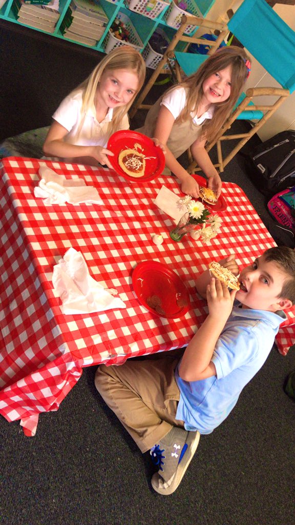 meredithg17's tweet photo. Second grade spent the day working as pizza chefs at Piefection Pizzeria! Complete a challenge and earn an ingredient! #Bethewildcard #WildCardChat #AwesomeOsceola https://t.co/7EgecuWC9D