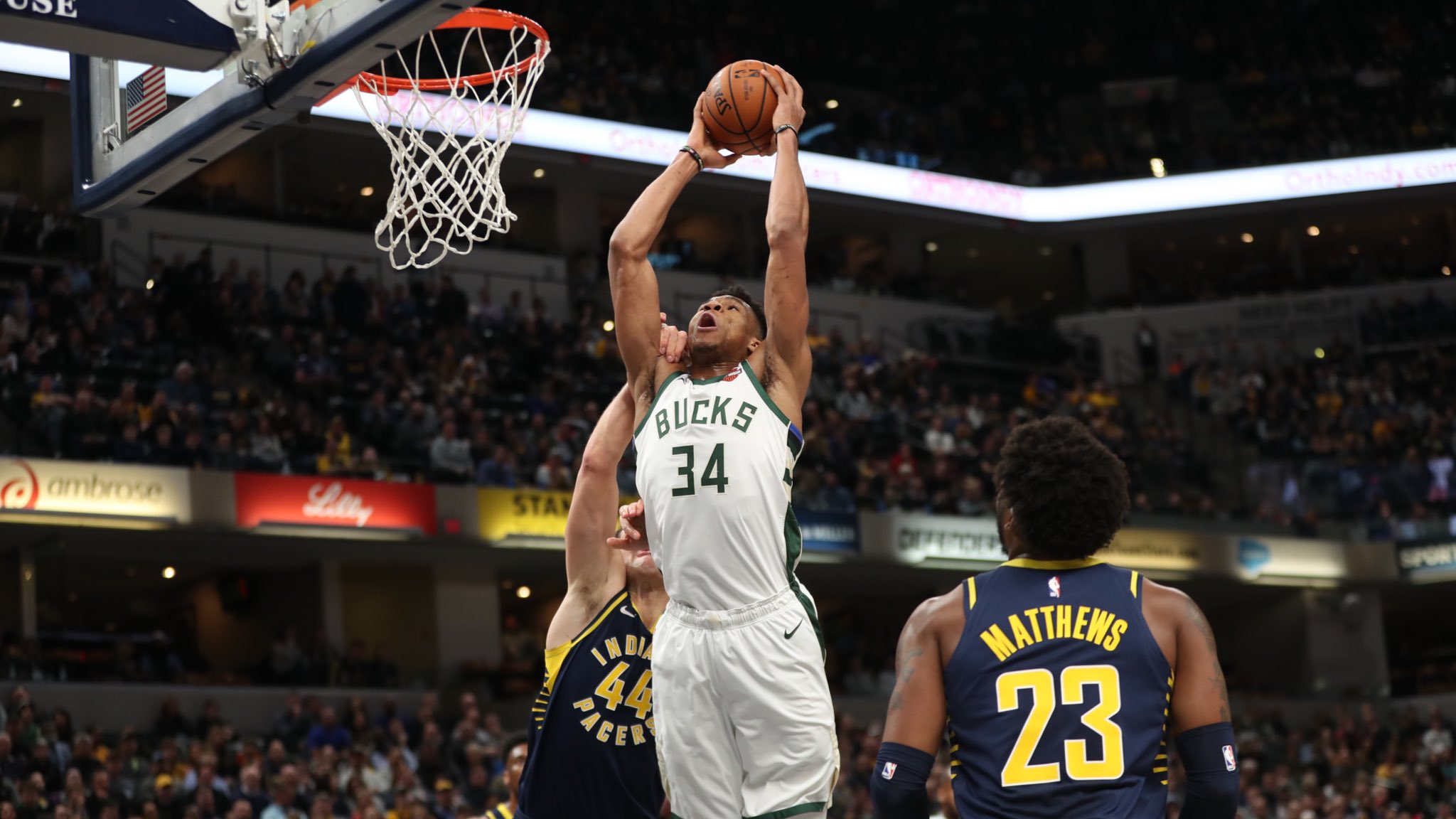 Antetokounmpo entra a canasta en el partido frente a Pacers (Foto: Bucks).