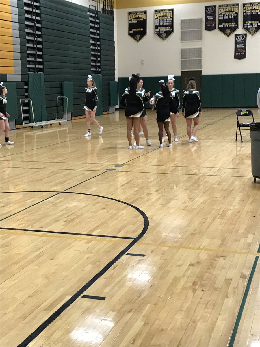 DinaStatho's tweet photo. Senior Night at RH. Congrats to the class of 2019 Cheerleaders & V BBall players!๐๐๐๐@RushAthletics #RHCometPride https://t.co/kqNQhdZI9O