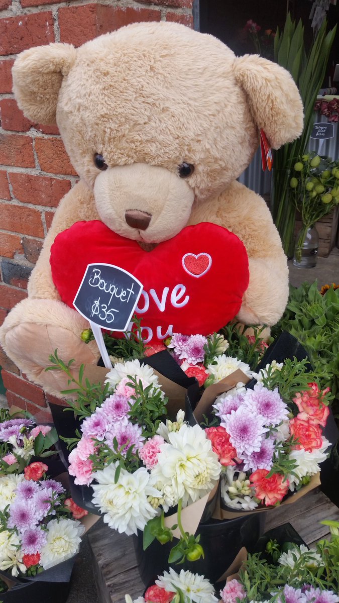 skdeller's tweet photo. Ballarat retailers have been run off their feet for Valentine's Day ❤❤❤ 6pm @WINNews_Bal https://t.co/GFuTNZEvat