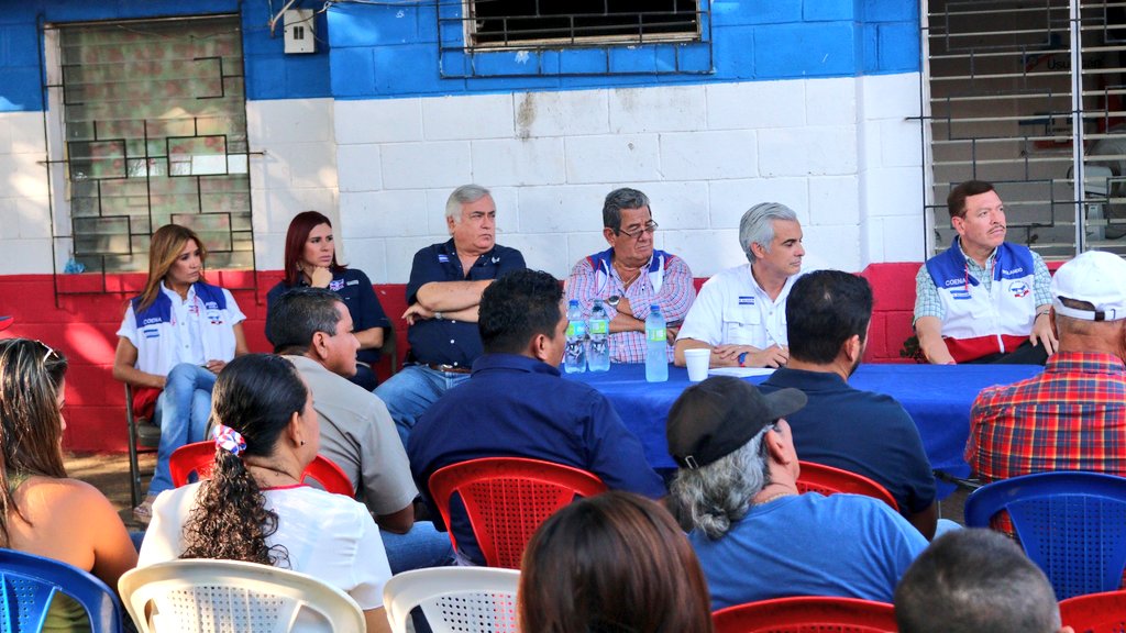 minteri's tweet photo. Finalizando nuestro día de trabajo en Usulután, junto a nuestros alcaldes y directores municipales como parte de nuestra gira de agradecimiento y evaluación. https://t.co/clyySZ2elA