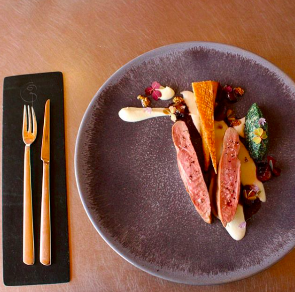 WalkingMatters's tweet photo. Long Island Crescent Duck with creamed nettles and smoked grapes at @GabrielKreuther in Manhattan, elevated by @VeraPure's MoonLashes cutlery. π
Photo credits: @gabrielkruether β
#TabletopMatters
#restaurants #gabrielkreuther #chefs #relaischateaux #finedining #verapure https://t.co/MAMMh6CiSu