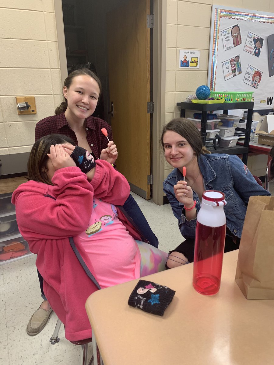 LRHSBestBuddy's tweet photo. The paper bag decorating turned out great! Thank you all those who celebrated with us!! Hope everyone enjoyed themselves!!  Can't wait to see everyone again at our next meeting! #purplepals #palentinesday 💜💜 https://t.co/VtWf76edlr