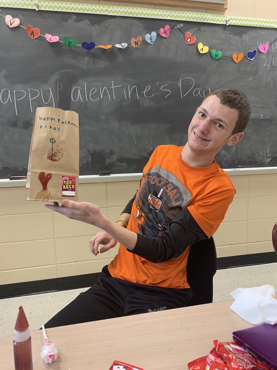 LRHSBestBuddy's tweet photo. The paper bag decorating turned out great! Thank you all those who celebrated with us!! Hope everyone enjoyed themselves!!  Can't wait to see everyone again at our next meeting! #purplepals #palentinesday 💜💜 https://t.co/VtWf76edlr