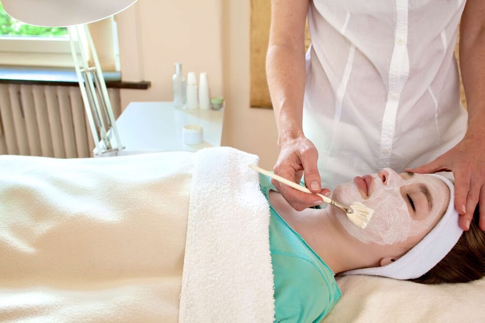 LLspadaniels's tweet photo. Exposure to radiation from sunlight accounts for as much as 90% of the signs of premature aging. Fortunately, #ChemicalPeels can help repair and reverse the sun damage on your face, hands, neck, and chest. Check out the other benefits: https://t.co/MLW6WMH6rl #SkinCare https://t.co/iDet8ZsNgS