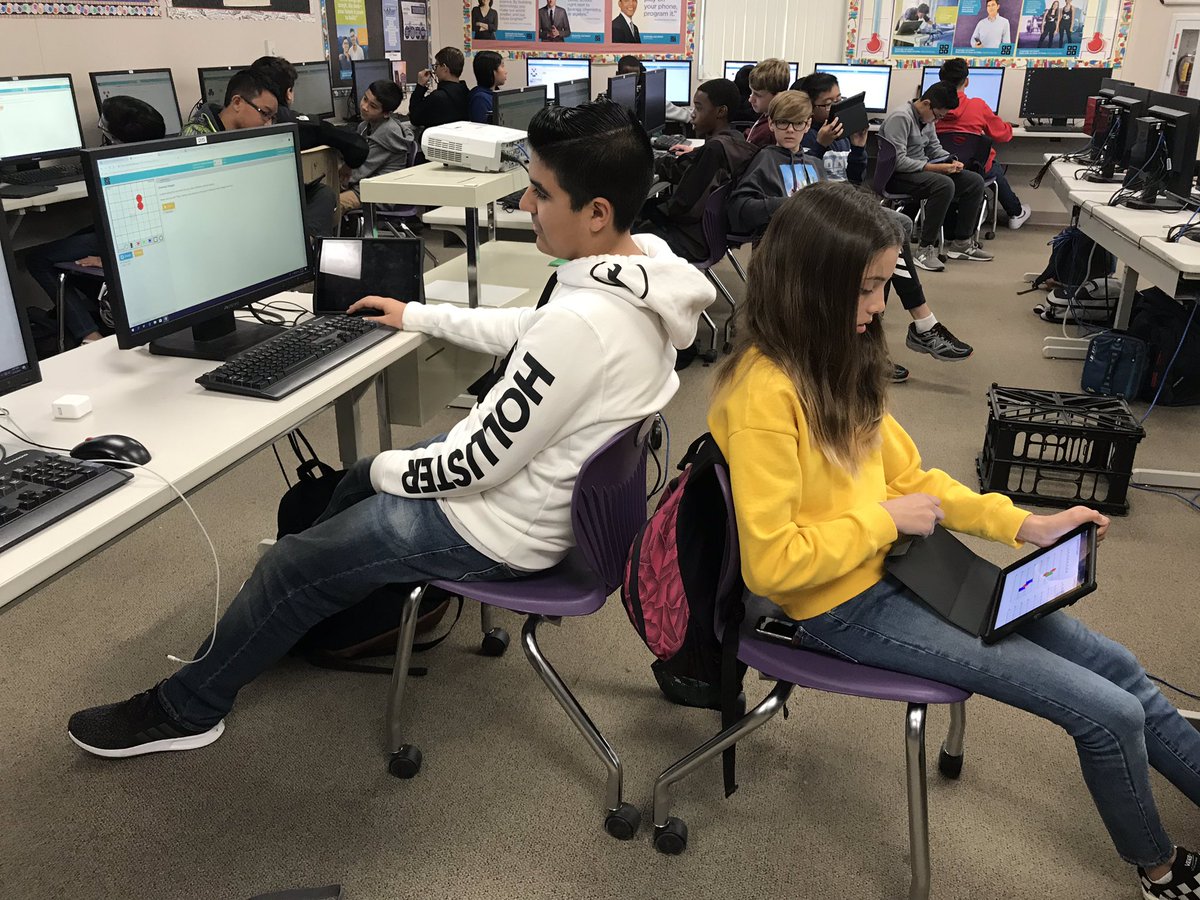CS students trying to get partners to replicate drawings without looking in order to learn about CS Discoveries Game Lab. Love the excitement for learning! <a href="/codeorg/">Code.org</a> @UCSDCREATE