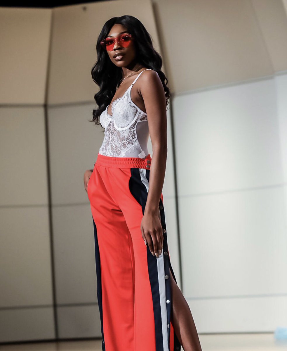 Raeee__'s tweet image. Only thing you can take from me is notes❤️