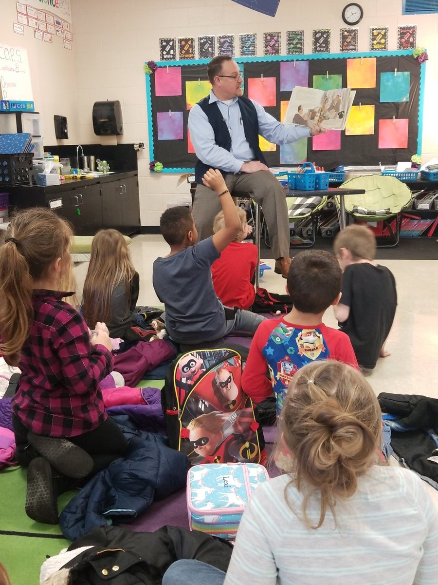 MsTobiasClass's tweet image. Guess what! Mr. Mike from @chooseGVMH is finally back to read with us! Today he read "Diana's White House Garden" by Elisa Carbone- a Show Me Reader Nominee! We've missed his engaging storytime @HenryElementary
@ClintonMoCards #weeklyreader #ShowMeReader